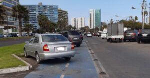 Automovilistas bloquean ciclovías en Cavancha y Playa Brava | Ni un respeto por los “cleteras y cleteros”