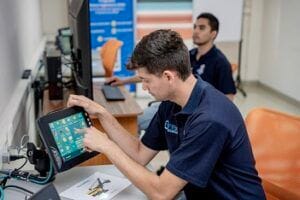 Alumnos haciendo uso de los equipos