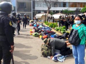 Perú| Policía ingresa universidad Nacional Mayor de San Marcos, desaloja en forma violeta a estudiantes