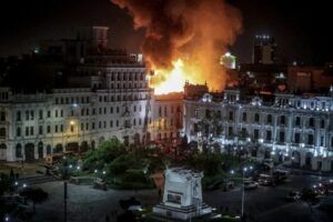 Crisis Perú | Se registró un incendio en casona en el centro de Lima a pocos metros de la Casa de Gobierno