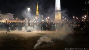 Macron por decreto aumenta edad de jubilación a los franceses y arde París
