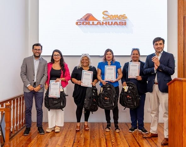 24 jóvenes de Alto Hospicio y Pica cursarán estudios universitarios con apoyo de “Beca Embajadores Collahuasi” 2 Ejecutivos Collahuasi y padres