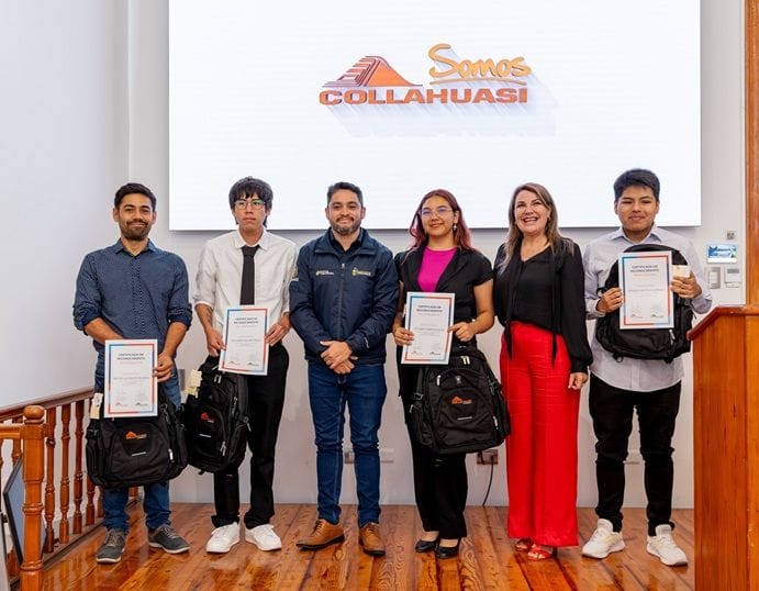 24 jóvenes de Alto Hospicio y Pica cursarán estudios universitarios con apoyo de “Beca Embajadores Collahuasi” 1 Estudiantes gobernador y seremi de Educacion