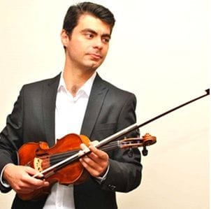 En España, violinista iquiqueño estará como concertino en gira de la compañía Ópera 2001 con la obra "Il Trovatore" 1 violin