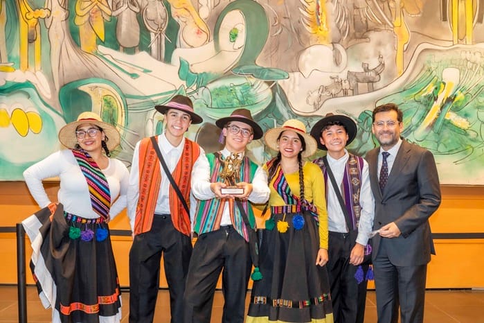 Cesar Gavilan junto a integrantes de Flor en la Arena