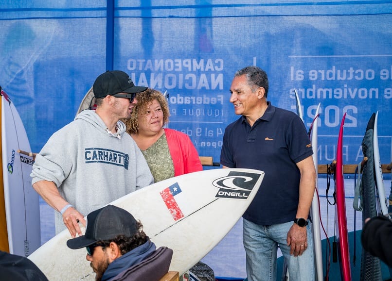 Iquique sede mundial del surf con campeonato “Open Pro 2025” 1 Luciano Malhue gerente de Asuntos Publicos Collahuasi y Astrid Abarca en representacion del municipio visitando el torneo