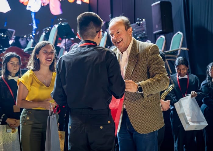 Jorge Gomez entregando reconocimientos Orquesta Pica