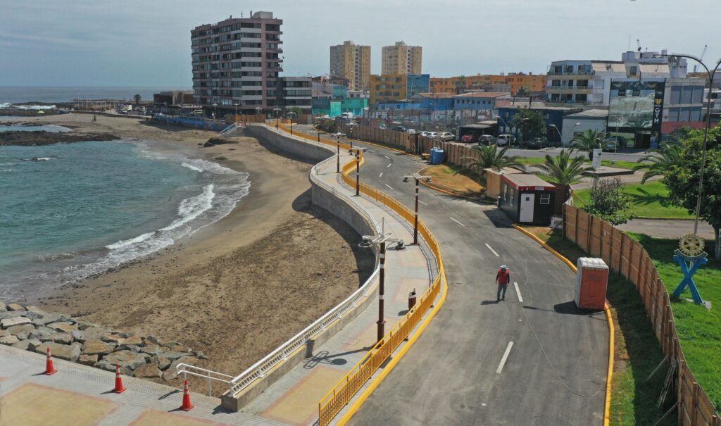 Ministro Arrau supervisa etapa final de obras de emergencia en el borde costero de Iquique 1 ministro arrau en playa bellavista 2