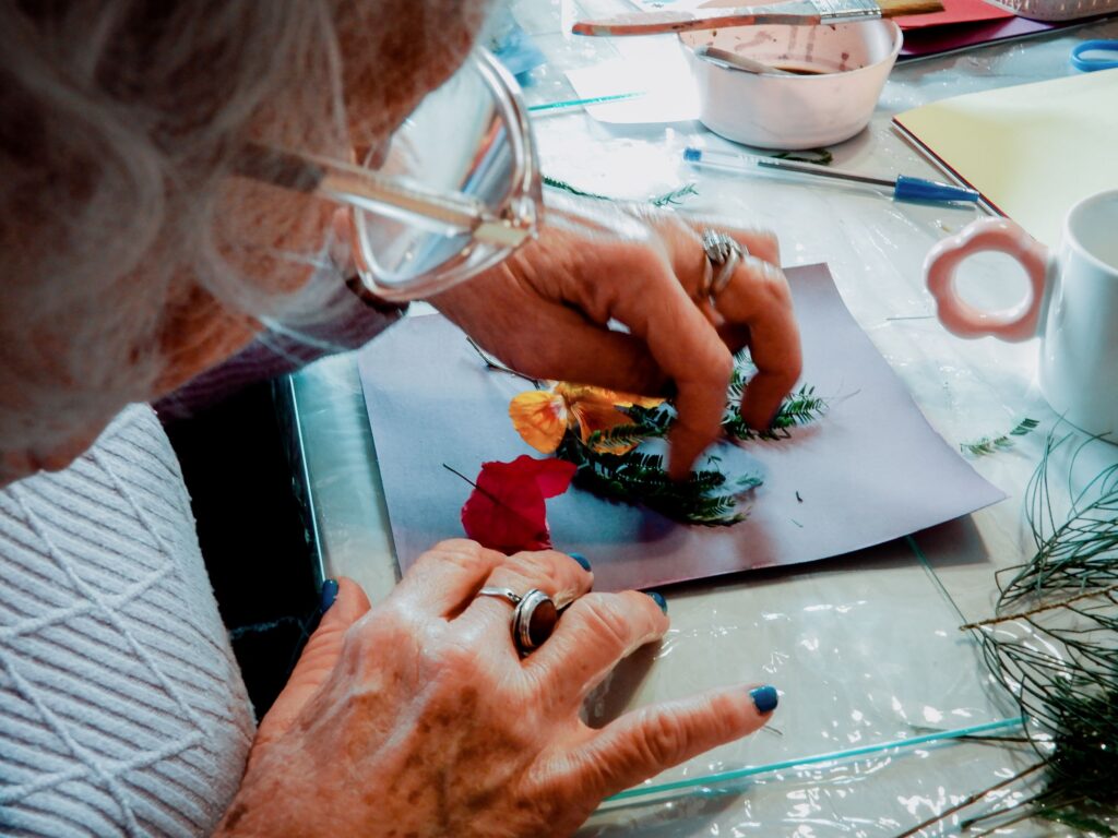 La Inclusive impartió taller de fotografía solar para personas mayores 2 Taller de Cianotipia La Inclusive 1