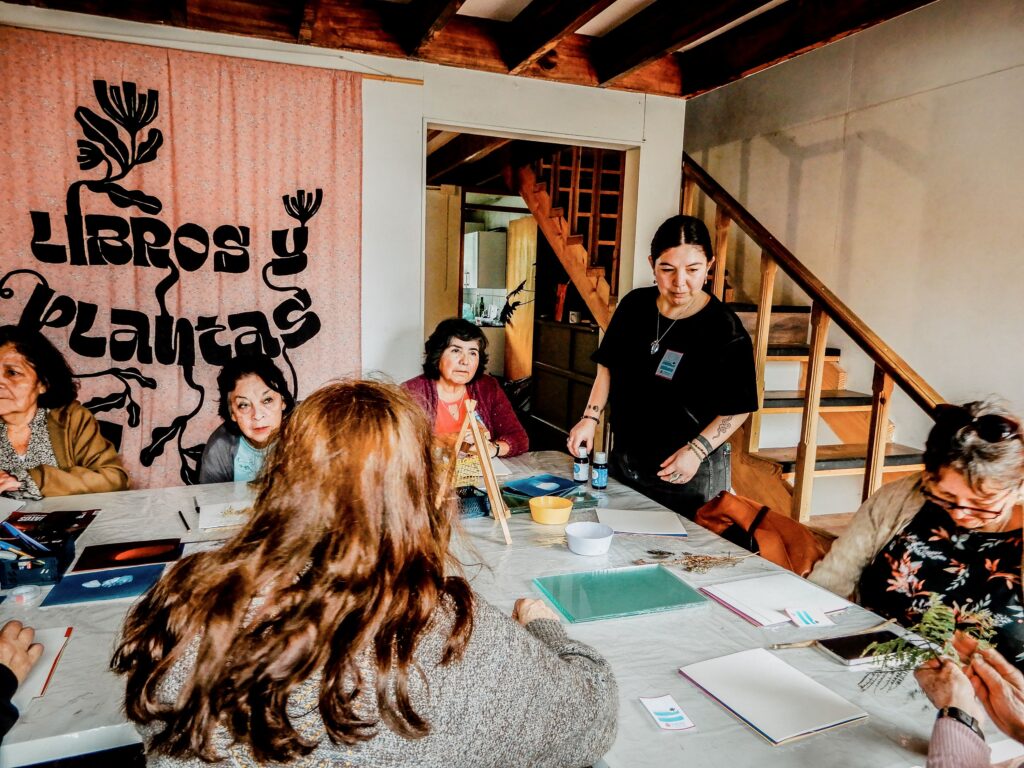 La Inclusive impartió taller de fotografía solar para personas mayores 1 Taller de Cianotipia La Inclusive 3