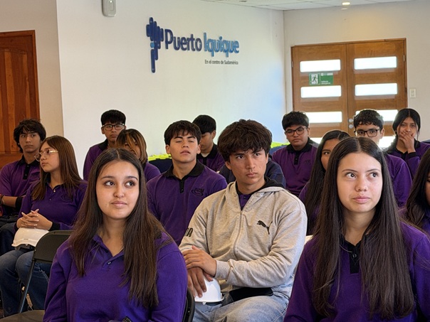 Estudiantes de Pozo Almonte viven experiencia logística en Puerto de Iquique 1 Liceo Pozo 01